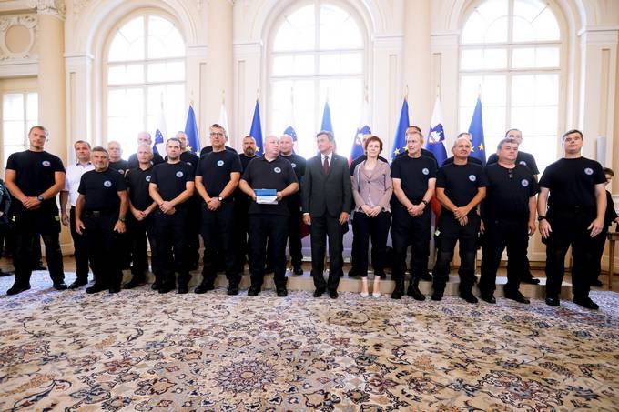 Predsednik Pahor na posebni slovesnosti v Predsedniki palai vroil dravni odlikovanji in listino o sodelovanju v enoti - Civilna zaita
